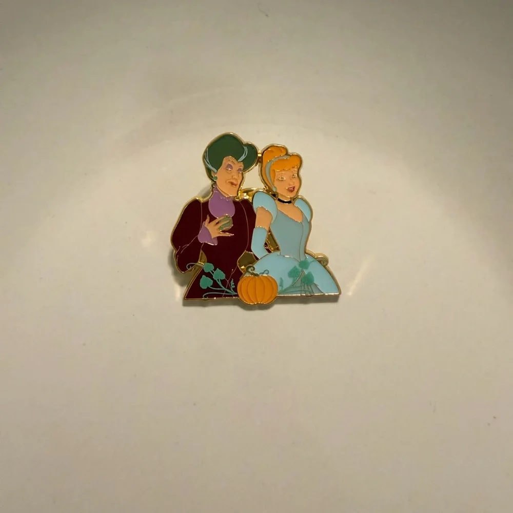 Disney loungefly mystery pin Cinderella and evil Stepmother - Picture 5 of 5
